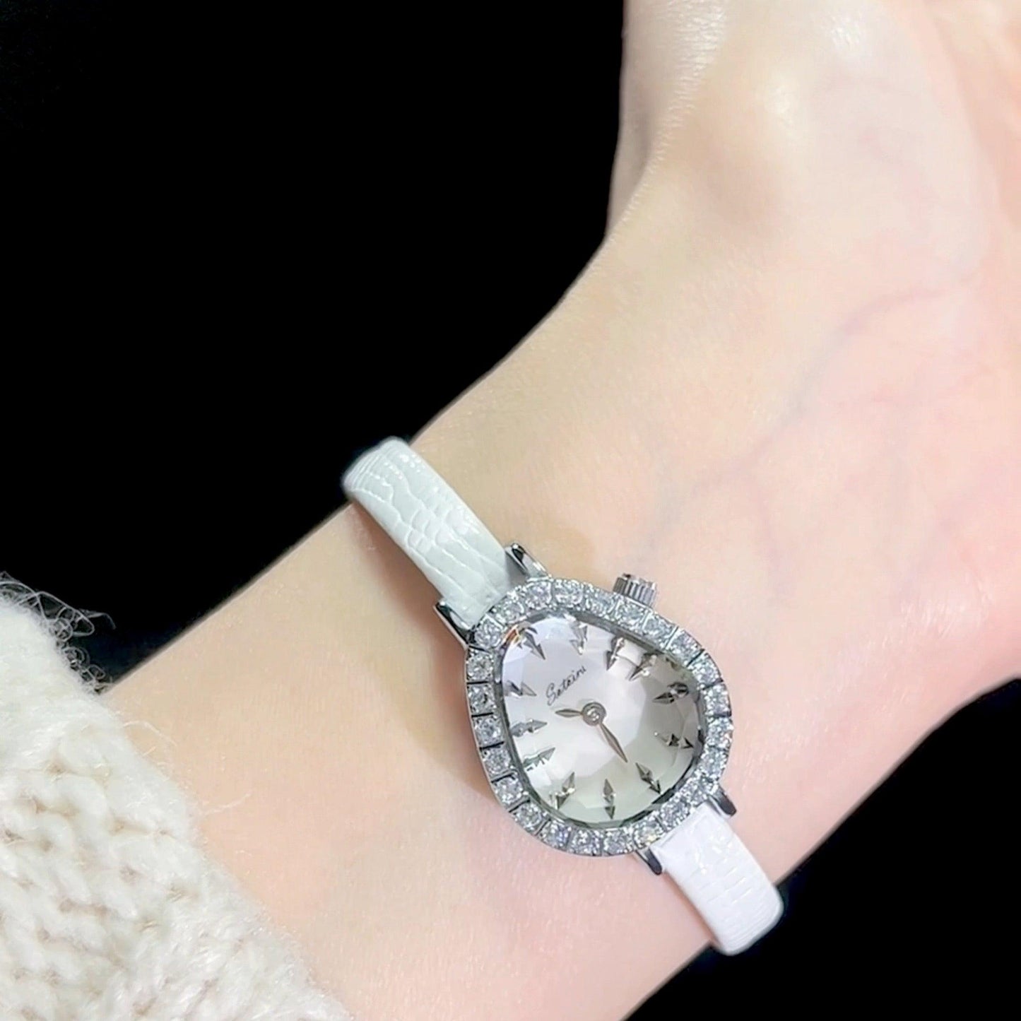 Sotoiru Snake-Shape Women's Watch – Bold & Stylish Design T2033W